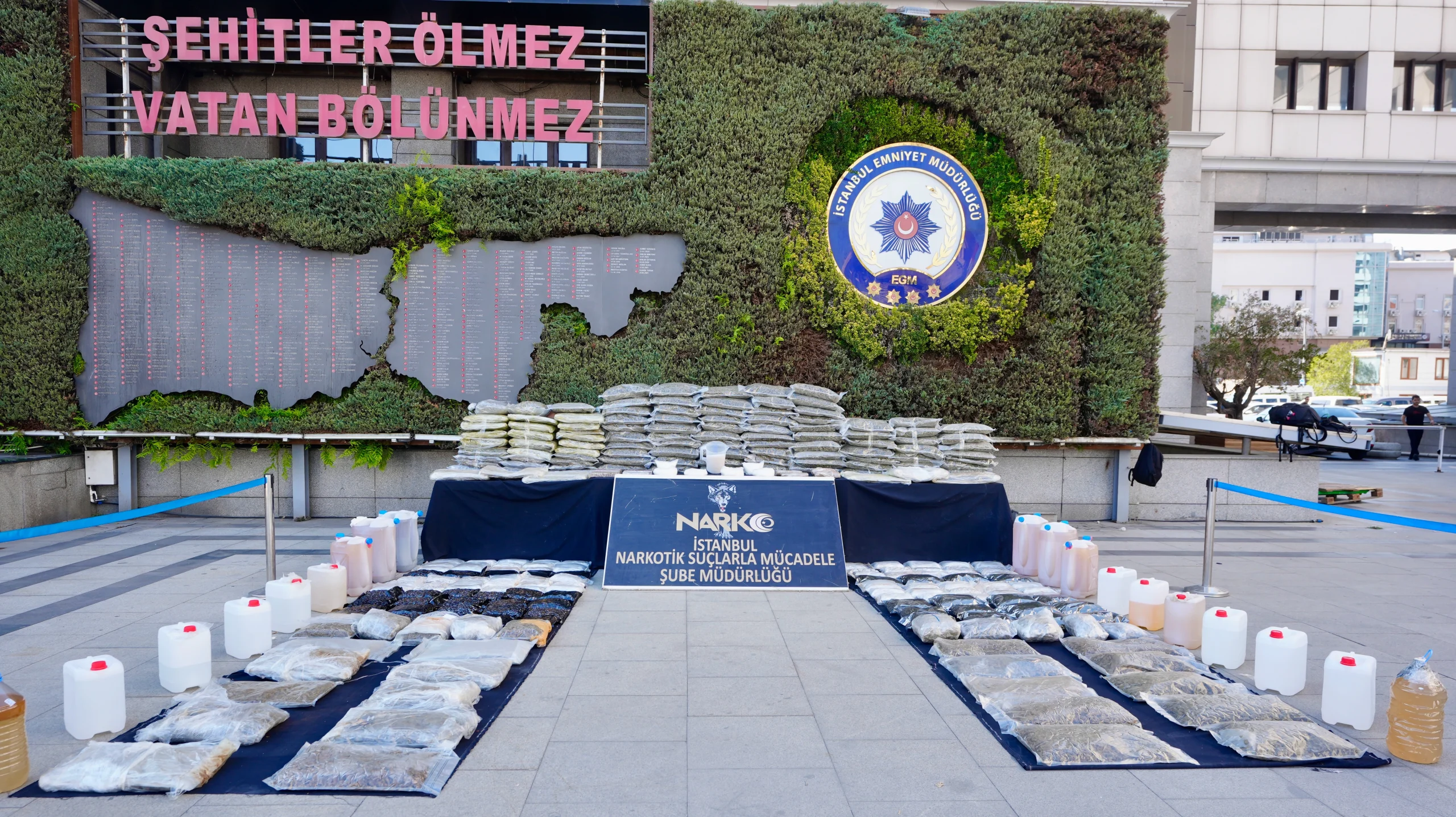 İstanbul’da uyuşturucu operasyonlarında yakalanan 21 şüpheliden 20’si tutuklandı, operasyonlarda yüzlerce