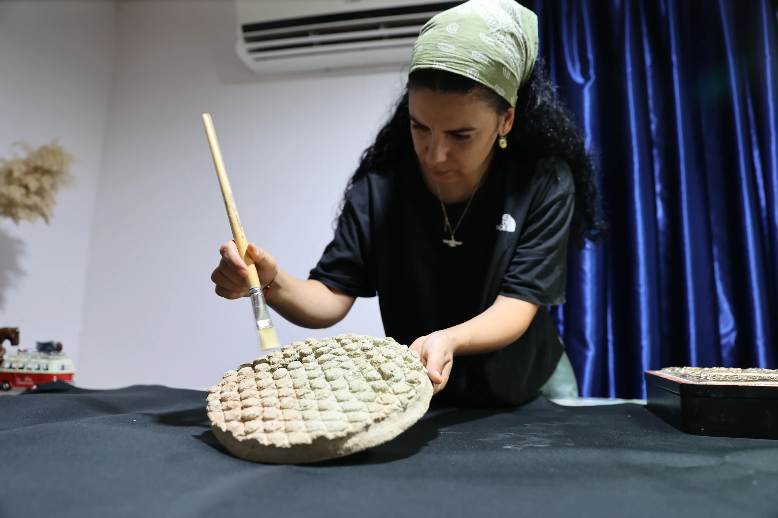 Harran Ören Yeri’ndeki kazılarda baklava dilimi desenli 800 yıllık ekmek