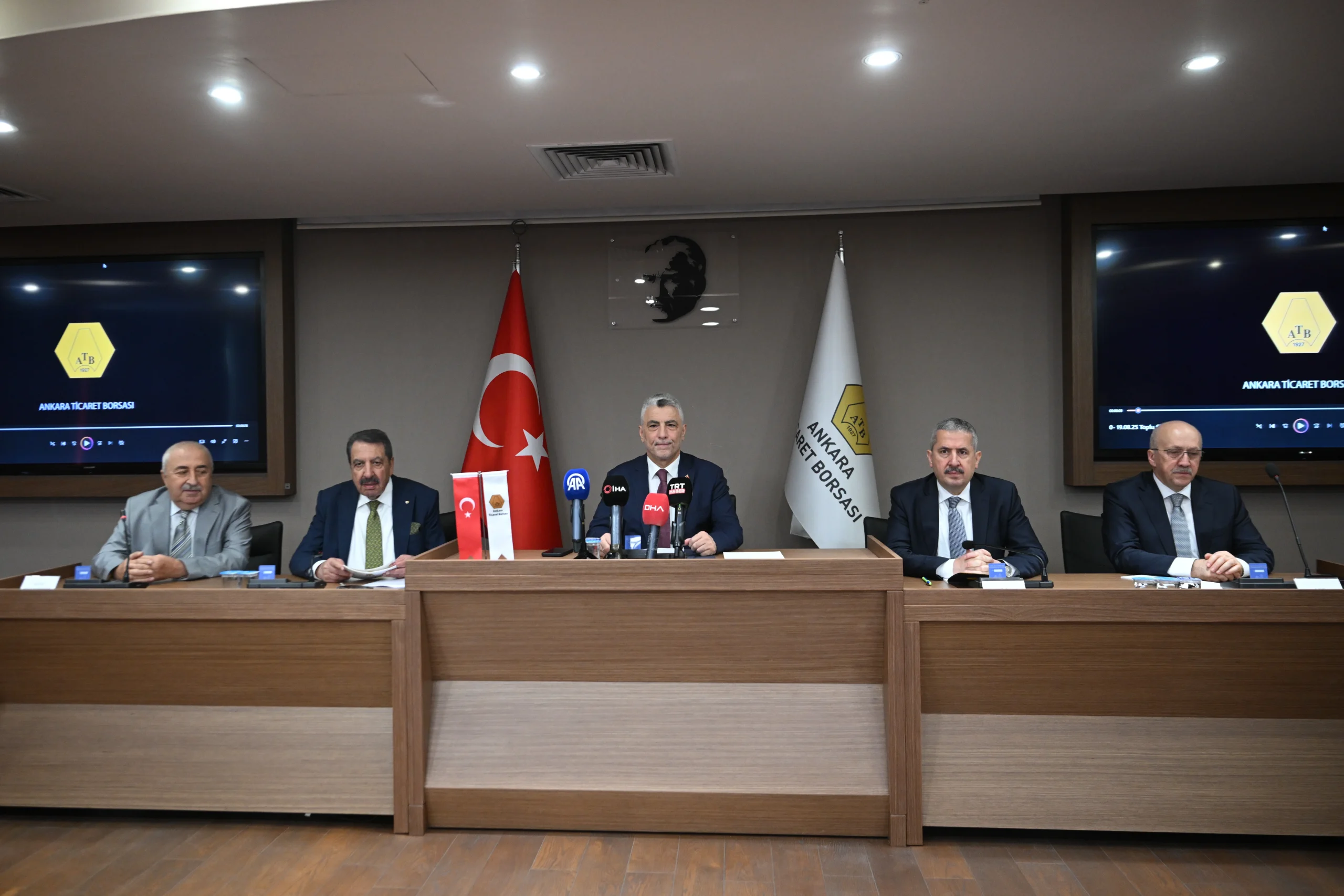 Bakan Ömer Bolat, Türkiye’nin lisanslı depoculukta 13,8 milyon ton kapasiteye