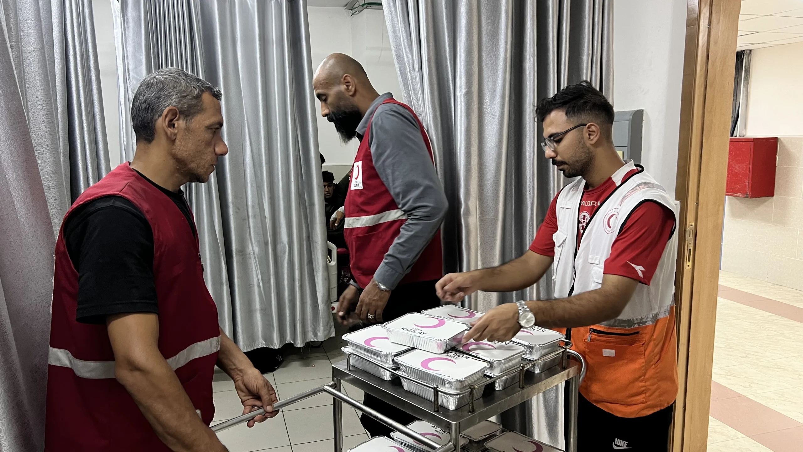 Gazze’de insani yardım faaliyetlerini sürdüren Türk Kızılay, her gün binlerce