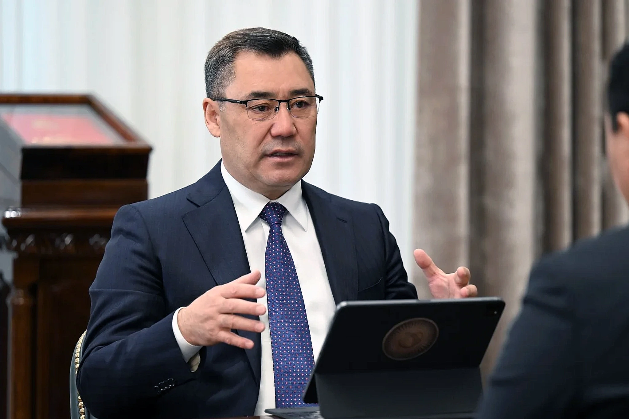 Cumhurbaşkanı Sadır Caparov, ABD ve İngiltere’nin Keremet ve Kapital Banka’ya