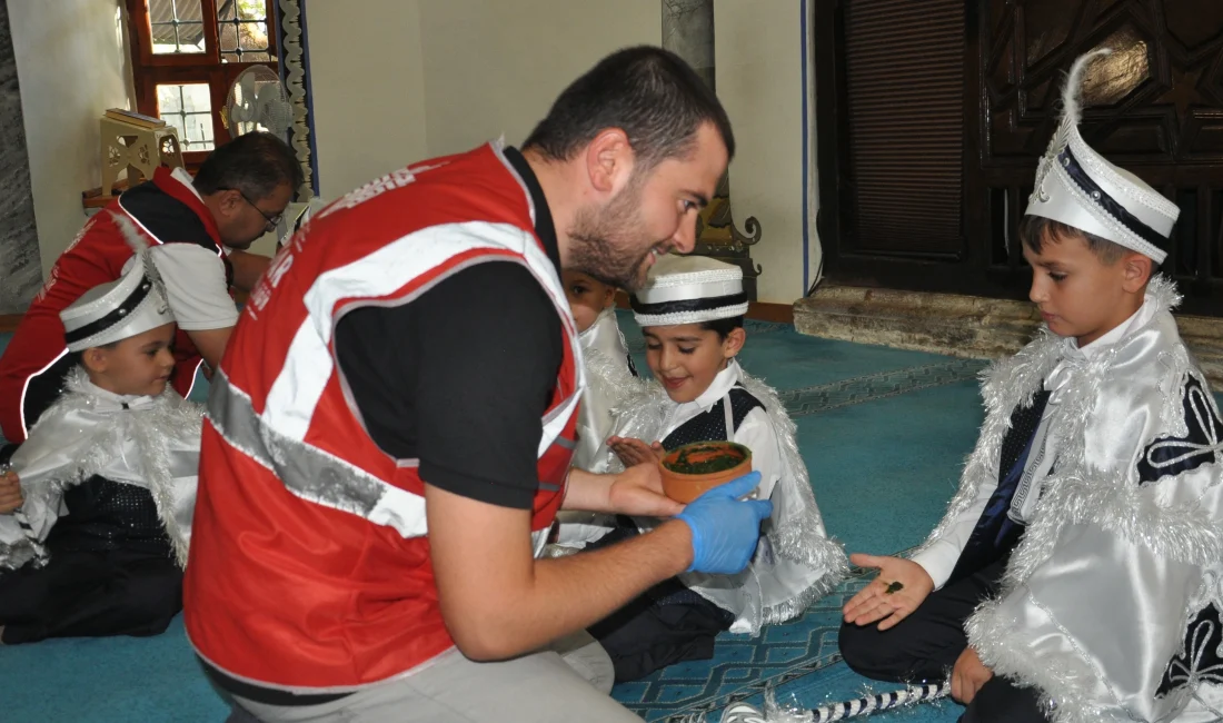 Kütahya’da 32 çocuk için toplu sünnet şöleni düzenlendi Kütahya’da Vakıflar Bölge Müdürlüğü, 32 çocuğun katılımıyla geleneksel toplu sünnet