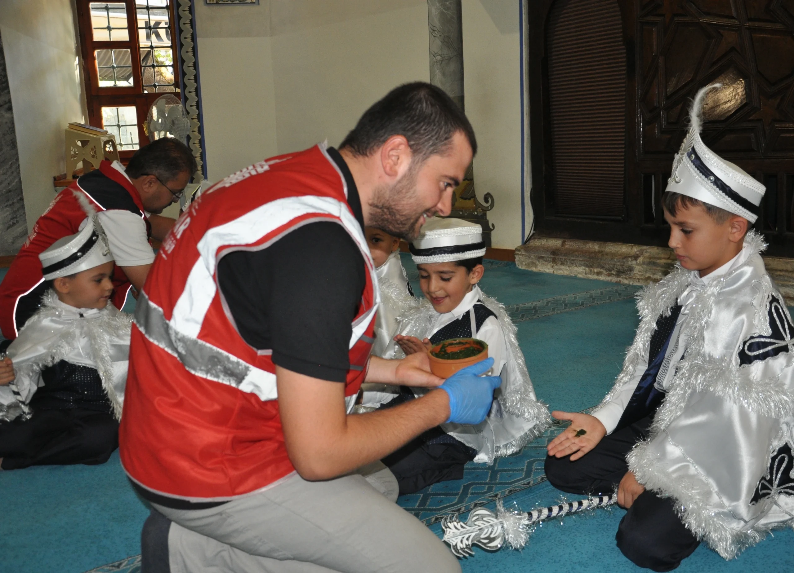 Kütahya’da Vakıflar Bölge Müdürlüğü, 32 çocuğun katılımıyla geleneksel toplu sünnet