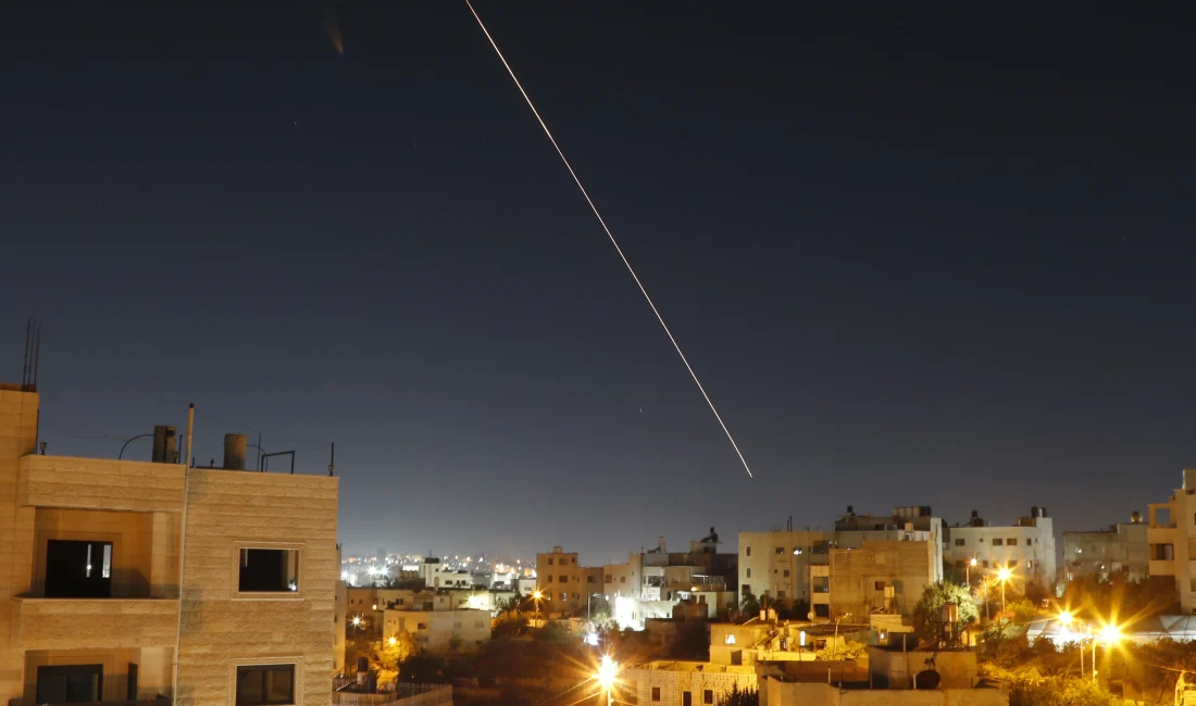 Yemen’den atılan füze sonrası Ben Gurion Havalimanı kapatıldı Yemen’den fırlatılan füze nedeniyle Tel Aviv’de sirenler çaldı, Ben Gurion