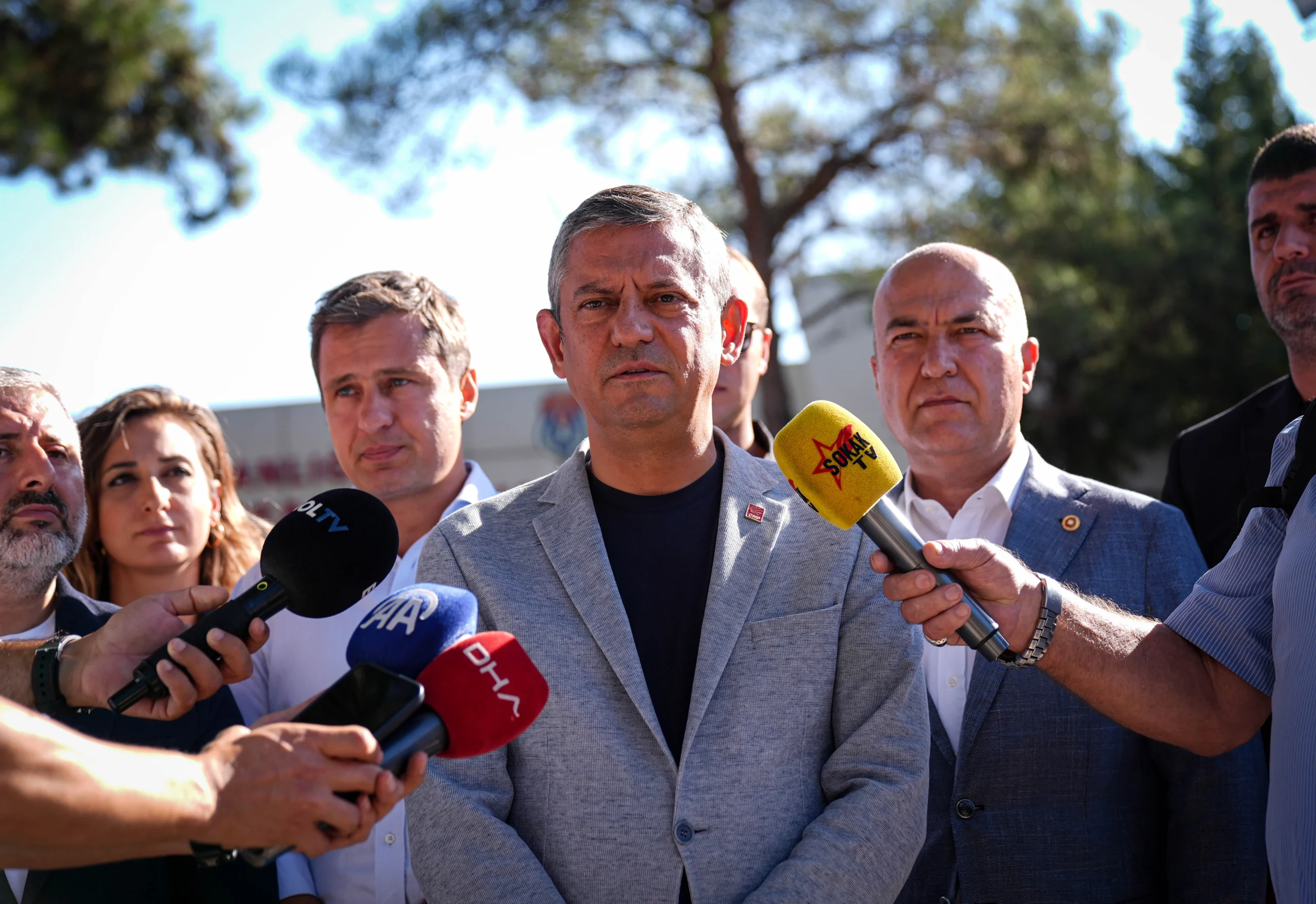 CHP Genel Başkanı Özgür Özel, İzmir Buca Cezaevi’nde tutuklu partilileri