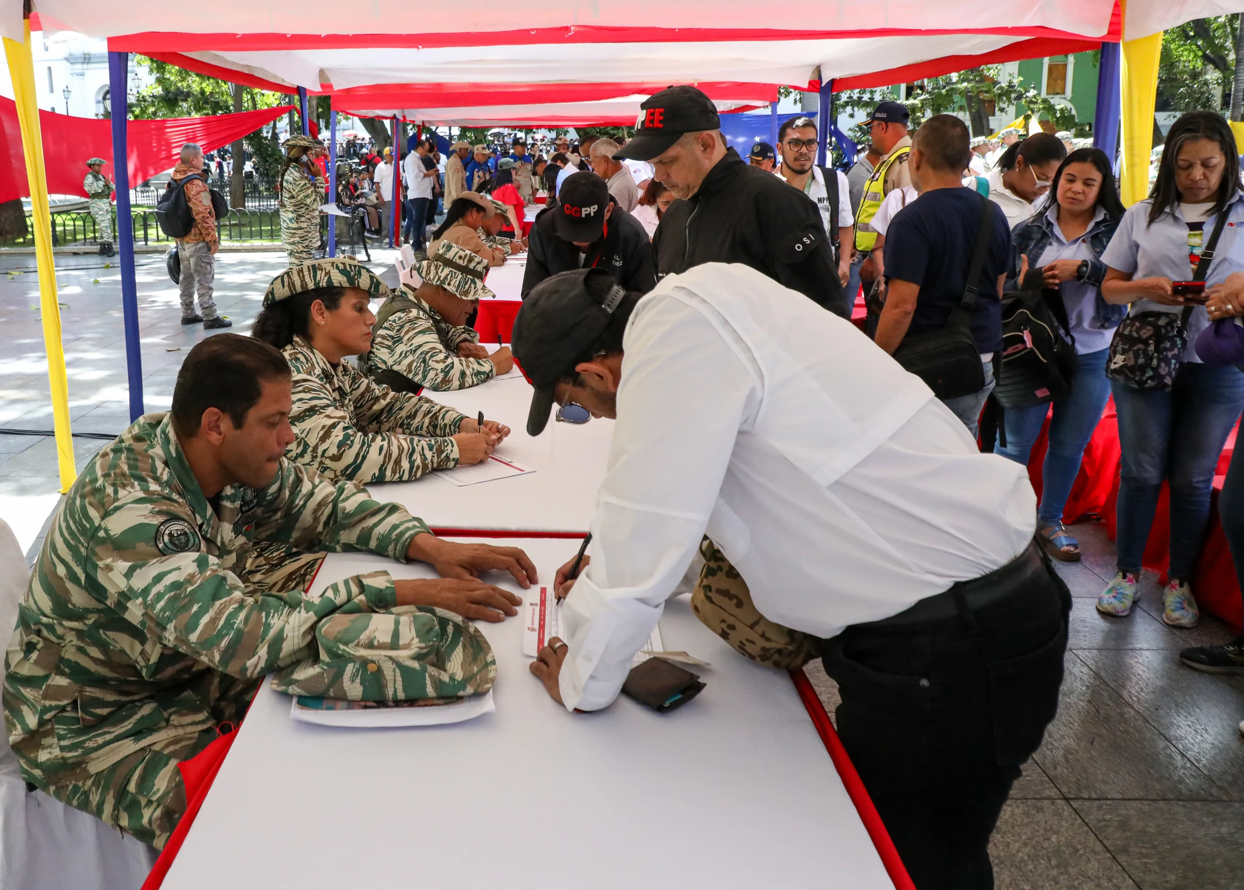Venezuela’da yüzlerce kişi, Devlet Başkanı Maduro’nun çağrısıyla Ulusal Bolivarcı Milis