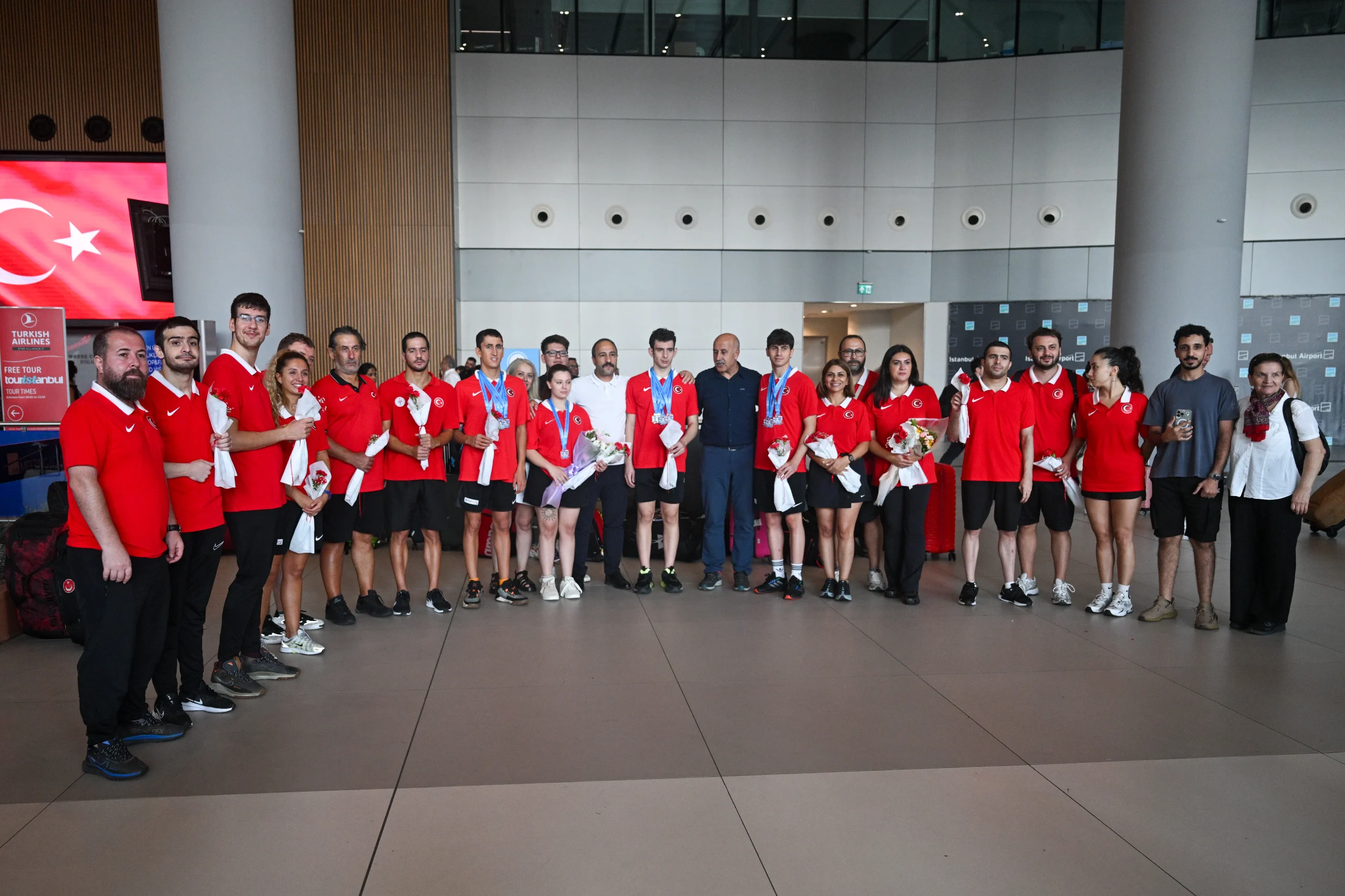 12 madalya ile yurda dönen Özel Sporcular Yüzme Milli Takımı,