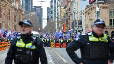 Avustralya’da aşırı sağcı gruplar, göçmen karşıtı protestolar düzenlerken Filistin destekçileriyle