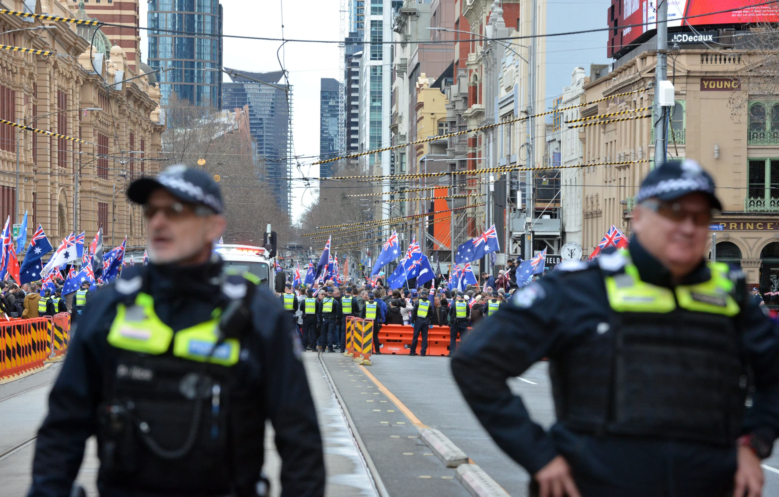 Avustralya’da aşırı sağcı gruplar, göçmen karşıtı protestolar düzenlerken Filistin destekçileriyle