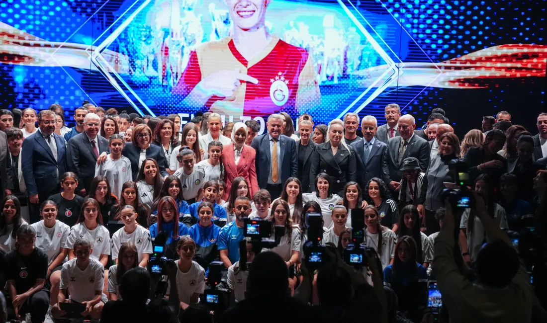 Başkentte düzenlenen törende kadın futbolcular ödüllerini alırken, Bakanlar kadın sporculara