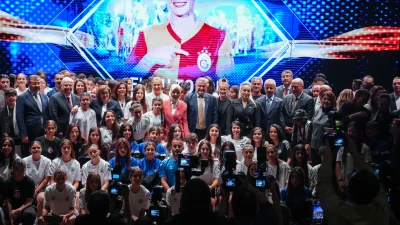 Başkentte düzenlenen törende kadın futbolcular ödüllerini alırken, Bakanlar kadın sporculara