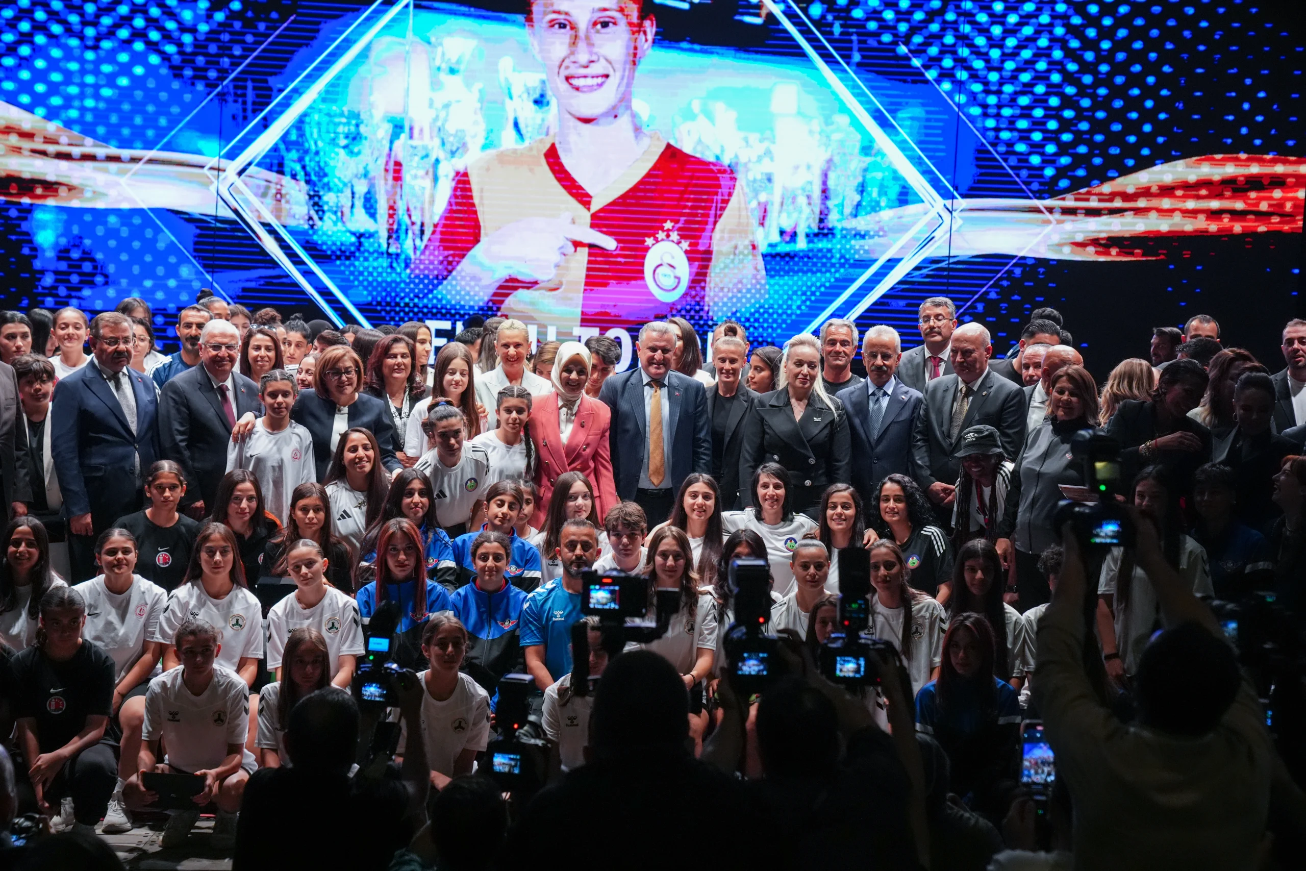 Başkentte düzenlenen törende kadın futbolcular ödüllerini alırken, Bakanlar kadın sporculara