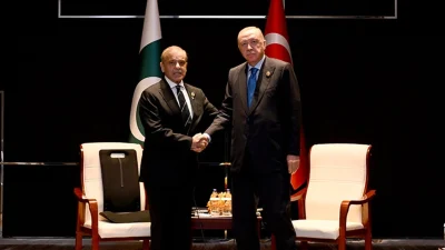 Cumhurbaşkanı Erdoğan, Pakistan Başbakanı Şahbaz Şerif’i Tiencin’de kabul ederek ikili