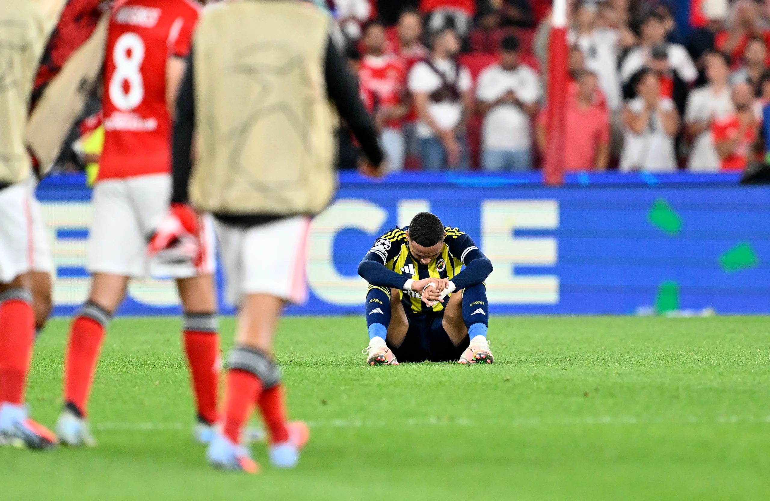 Fenerbahçe, Şampiyonlar Ligi play-off turunda Benfica’ya elenerek Avrupa Ligi’nde mücadele