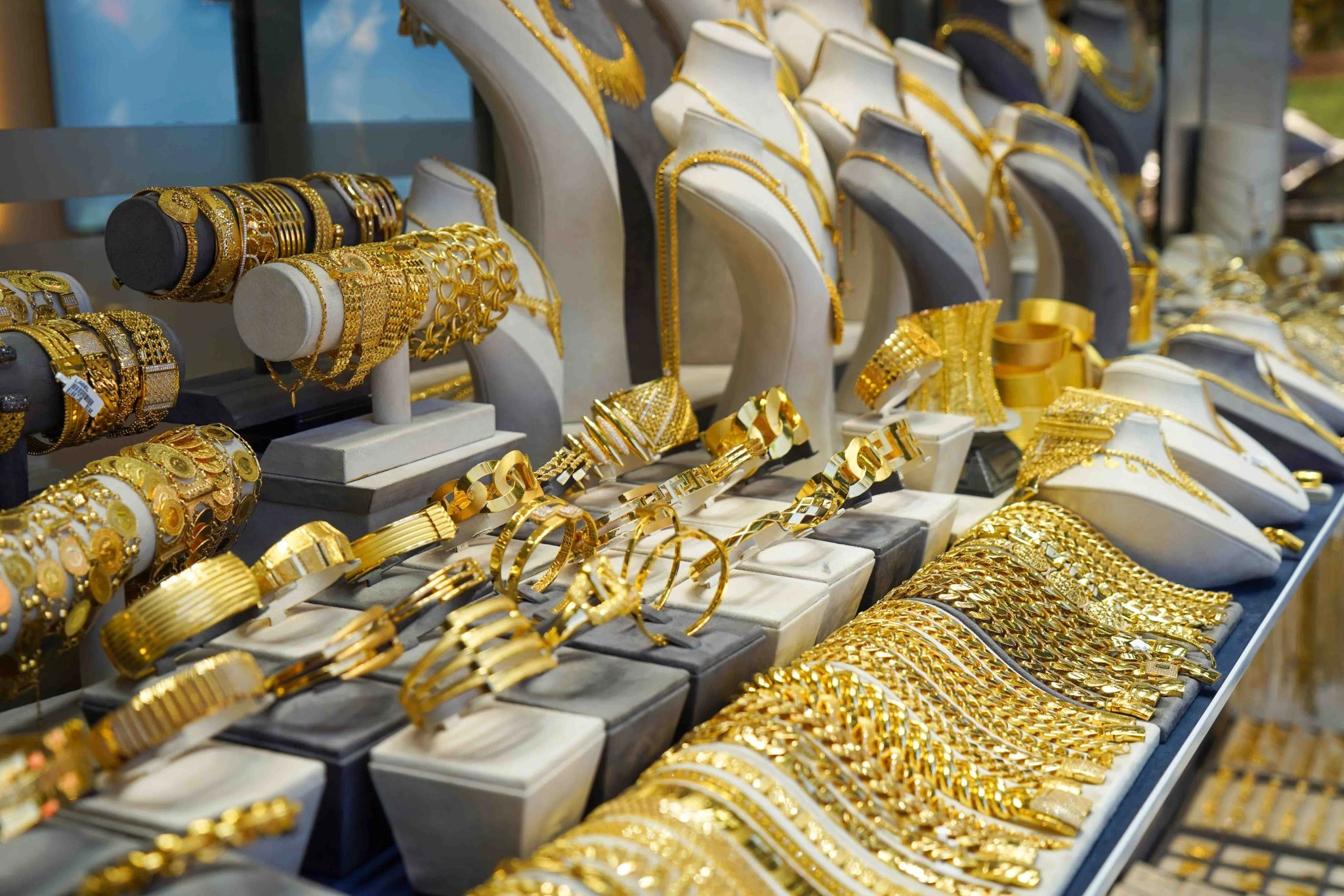 Gram altın yeni güne yükselişle başlarken, ons altın düşüş kaydetti.