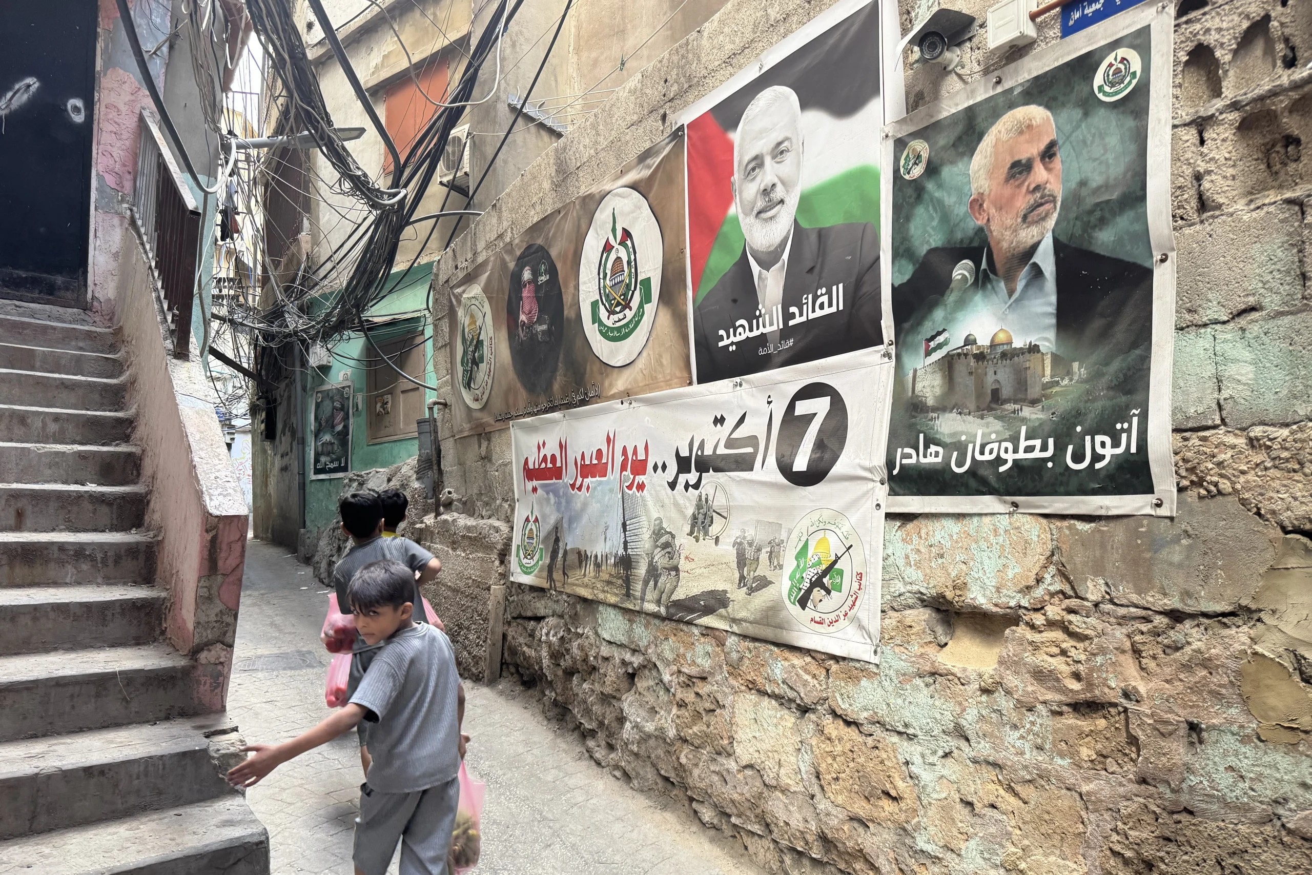 Beyrut’taki Filistin kamplarında yaşayan mülteciler, silahlarını teslim etmelerinin kendilerini savunmasız