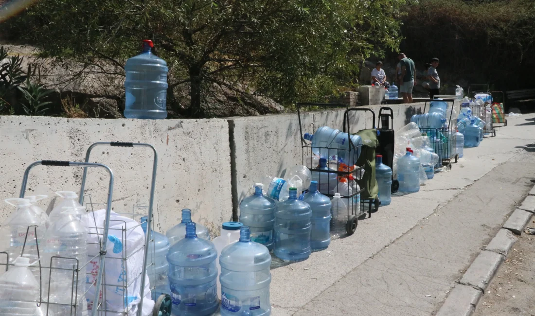 İzmir’de 8 İlçede 32 Saatlik Su Kesintisi: Vatandaşlar Çeşmelere Akın Etti İzmir’de ana isale hattında meydana gelen arıza, 8 ilçede 32