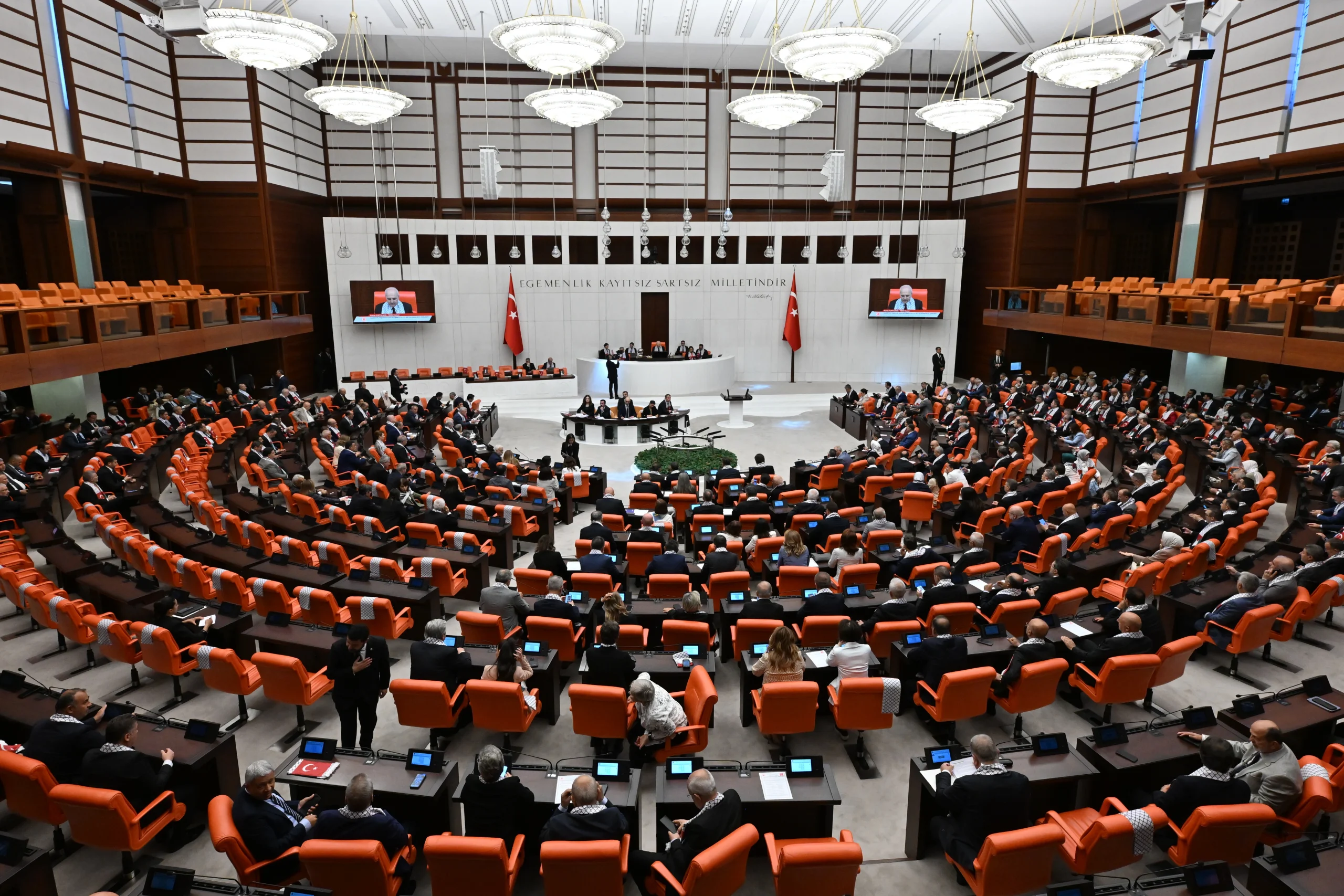 Meclis’te düzenlenen olağanüstü oturumda, siyasi parti liderleri İsrail’in Gazze’ye yönelik