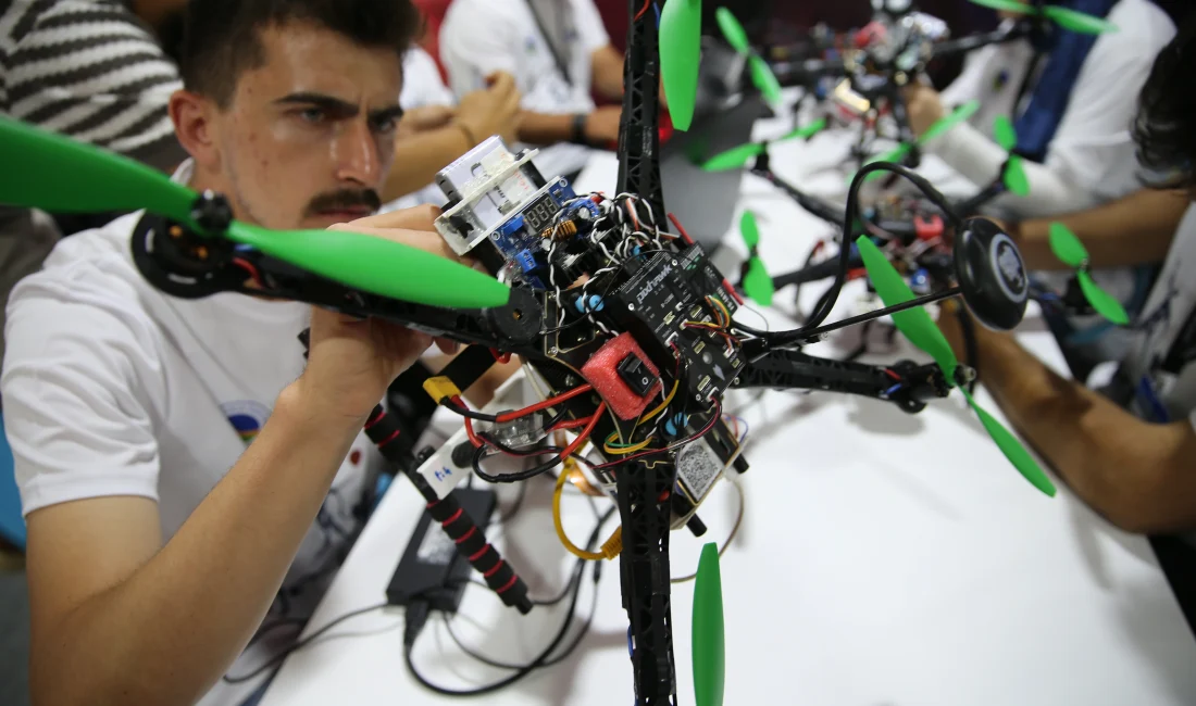 Sakarya’da düzenlenen TEKNOFEST Sürü İHA Yarışması’nda üniversite takımları kendi geliştirdikleri