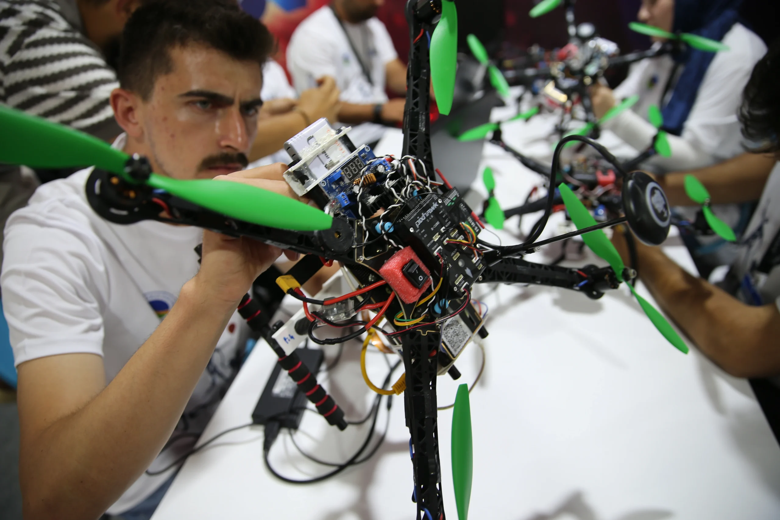 Sakarya’da düzenlenen TEKNOFEST Sürü İHA Yarışması’nda üniversite takımları kendi geliştirdikleri