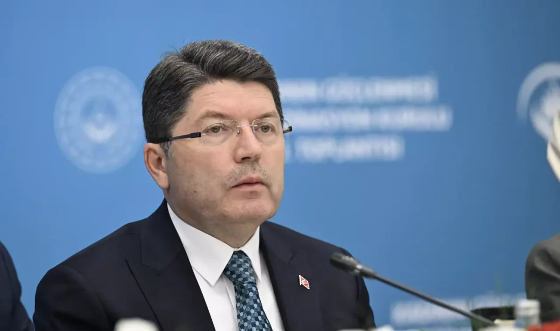 Adalet Bakanı Tunç’tan Özgür Özel’e: “Dürüst ve seviyeli siyasette yol almalı” Adalet Bakanı Yılmaz Tunç, CHP Genel Başkanı Özgür Özel’in açıklamalarına