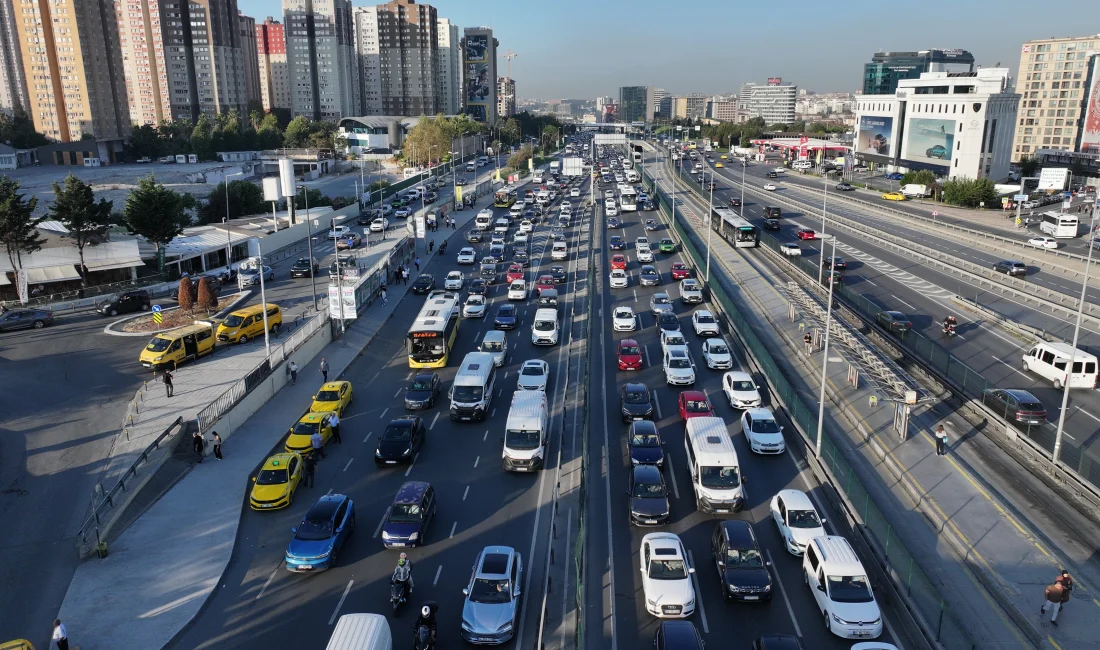 İstanbul’da okulların açılması ve iş trafiğinin birleşmesiyle sabah saatlerinde kent