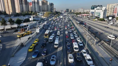 İstanbul’da okulların açılması ve iş trafiğinin birleşmesiyle sabah saatlerinde kent