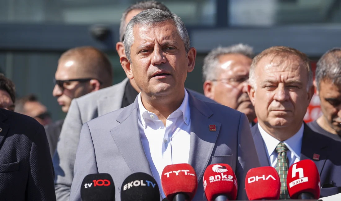 CHP lideri Özgür Özel, İstanbul İl Başkanlığı önünde yaptığı konuşmada,