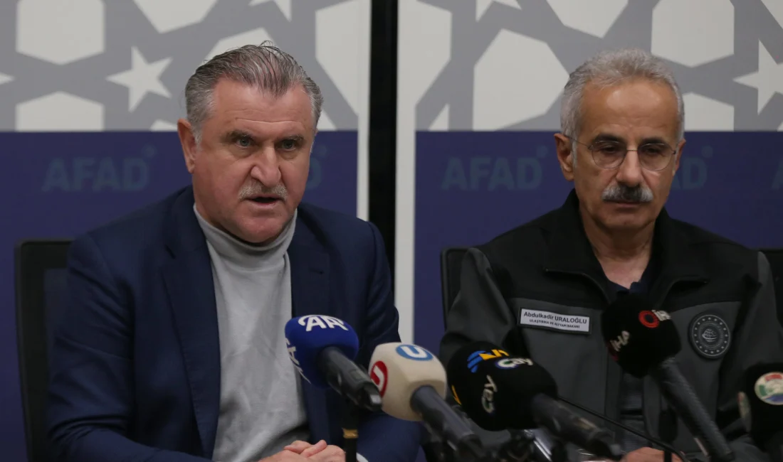 Bakanlar Uraloğlu ve Bak: “Can kaybı yok, devlet tüm imkanlarıyla sahada” Rize’de yoğun yağış sonrası yapılan “Koordinasyon Toplantısı”nın ardından açıklama yapan