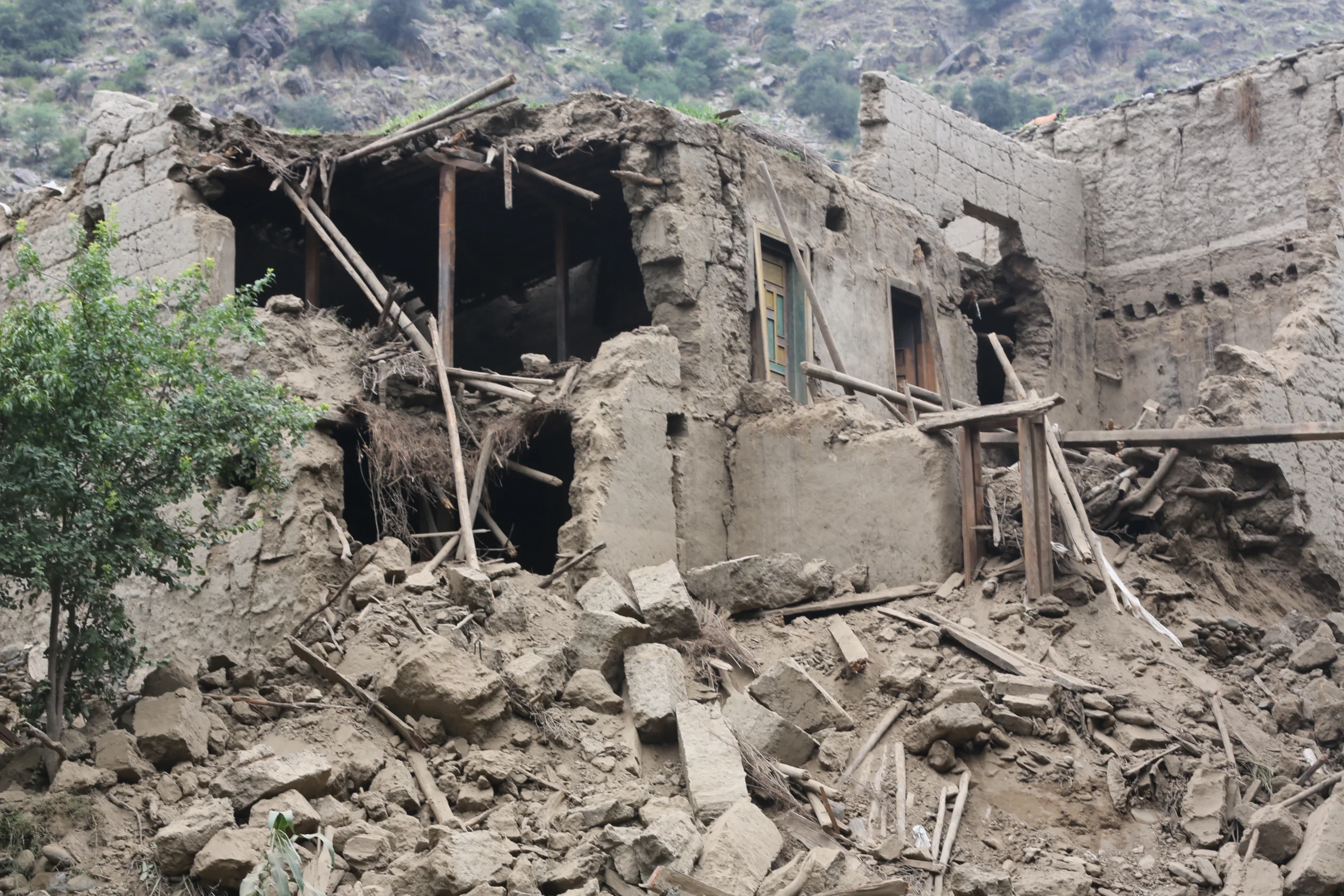 Afganistan’ın doğusundaki Kunar vilayetinde meydana gelen deprem büyük yıkıma yol