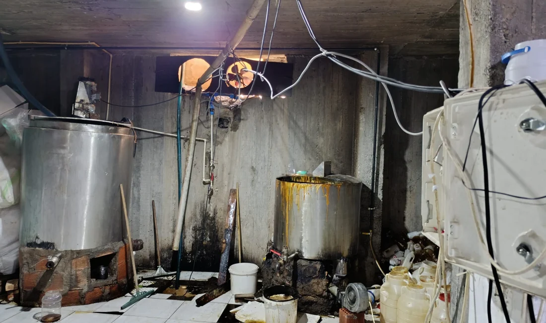Ağrı’da ruhsatsız üretim yapan bir işletmede tonlarca etiketsiz pekmez ele