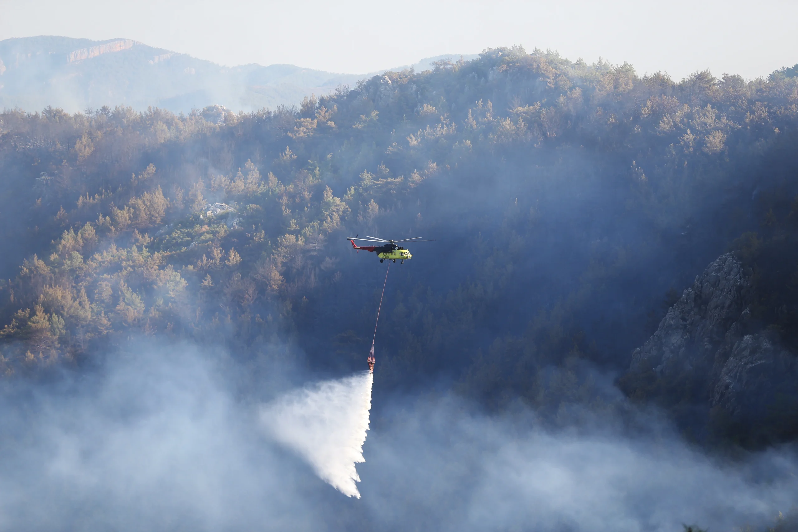 Alanya Kaymakamı Öztürk, Yaylakonak ve Şıhlar’daki yangınlara havadan ve karadan
