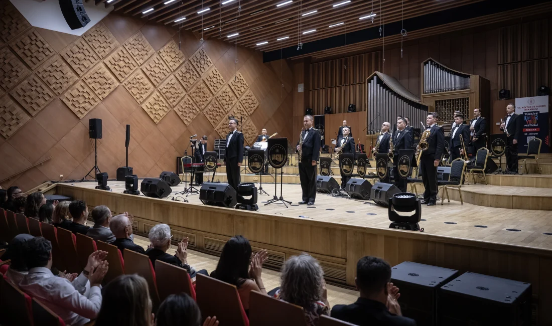Ankara Kültür Yolu Festivali’nde sahne alan Türk Armoni Yıldızları Orkestrası,