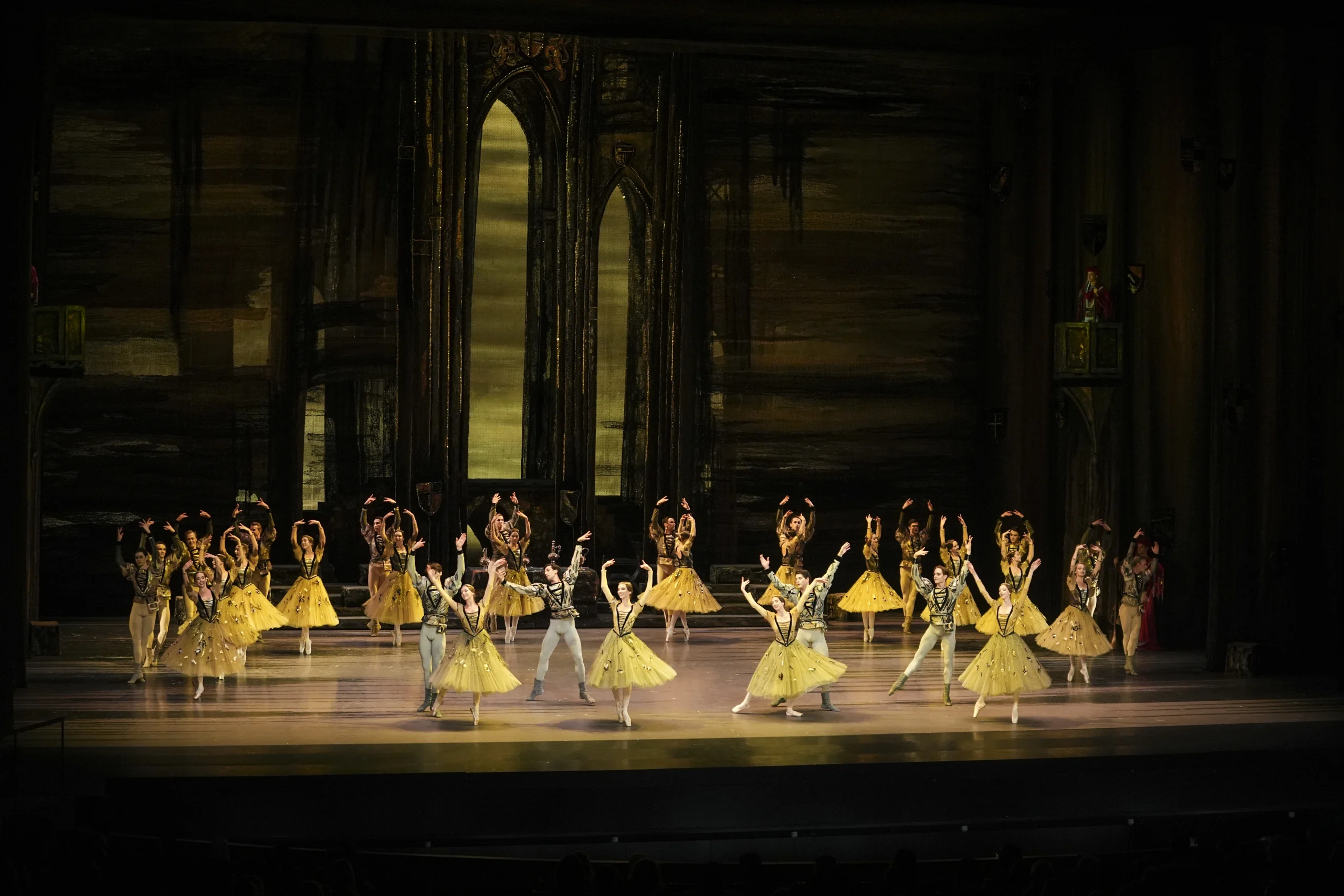 Dünyaca ünlü Bolşoy Bale ve Orkestrası, Kuğu Gölü başyapıtını İstanbul'da