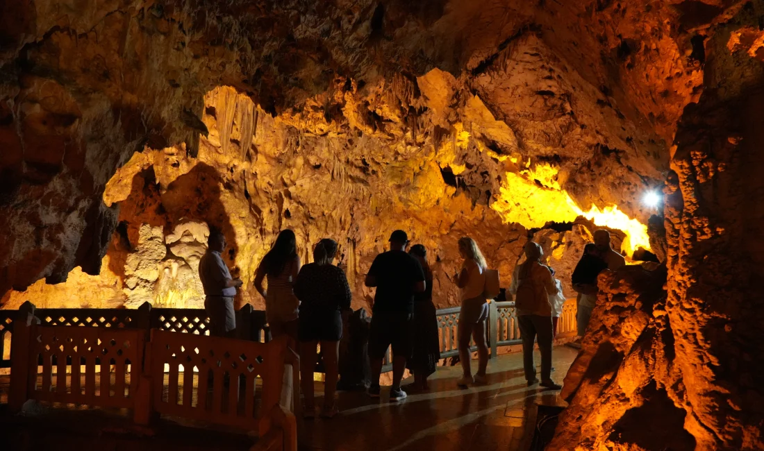 Burdur’un doğal kliması İnsuyu Mağarası 50 bine yakın ziyaretçi ağırladı Burdur’un turizm cazibe merkezlerinden İnsuyu Mağarası, yılın en sıcak günlerinde