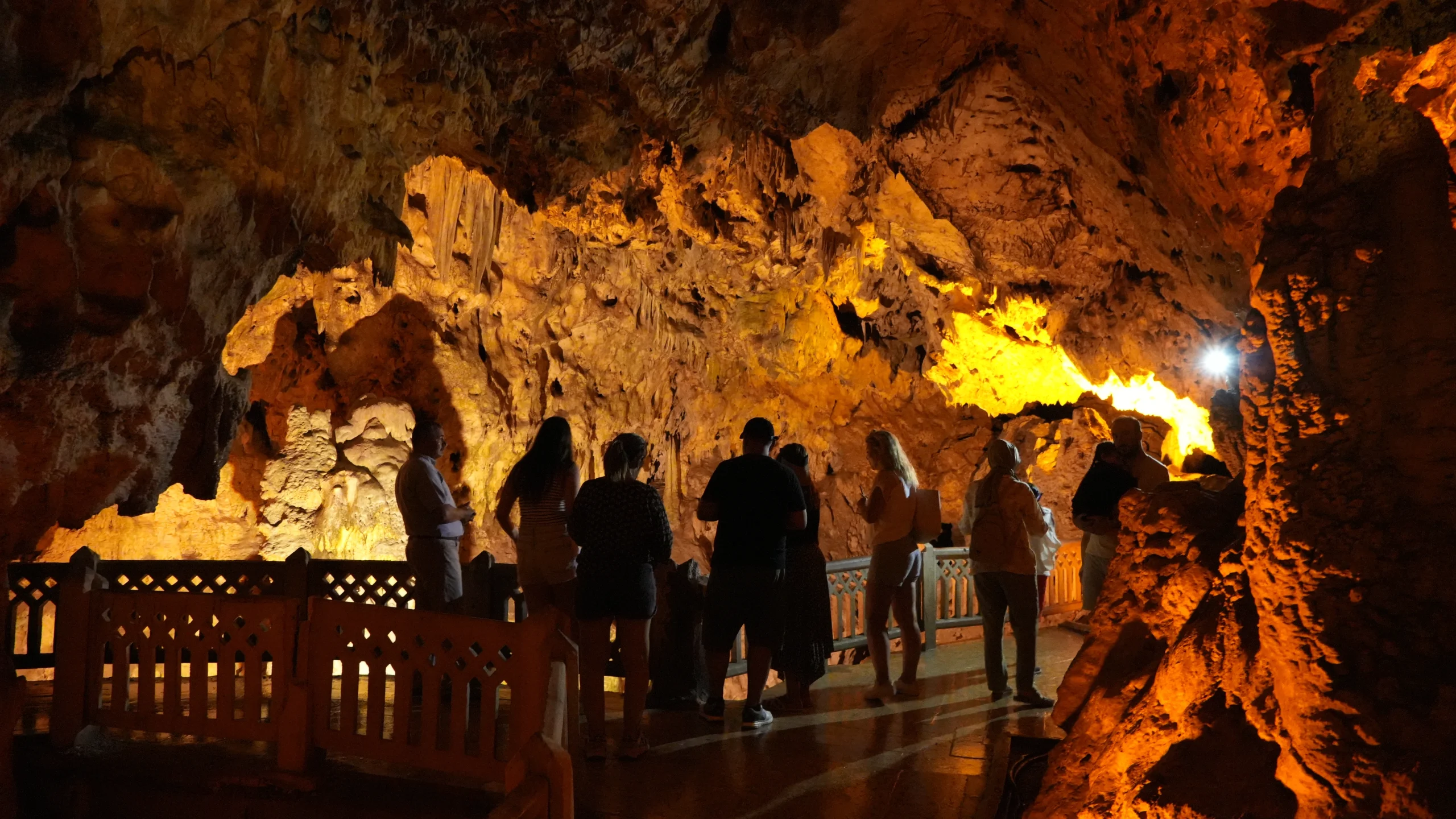 Burdur’un turizm cazibe merkezlerinden İnsuyu Mağarası, yılın en sıcak günlerinde