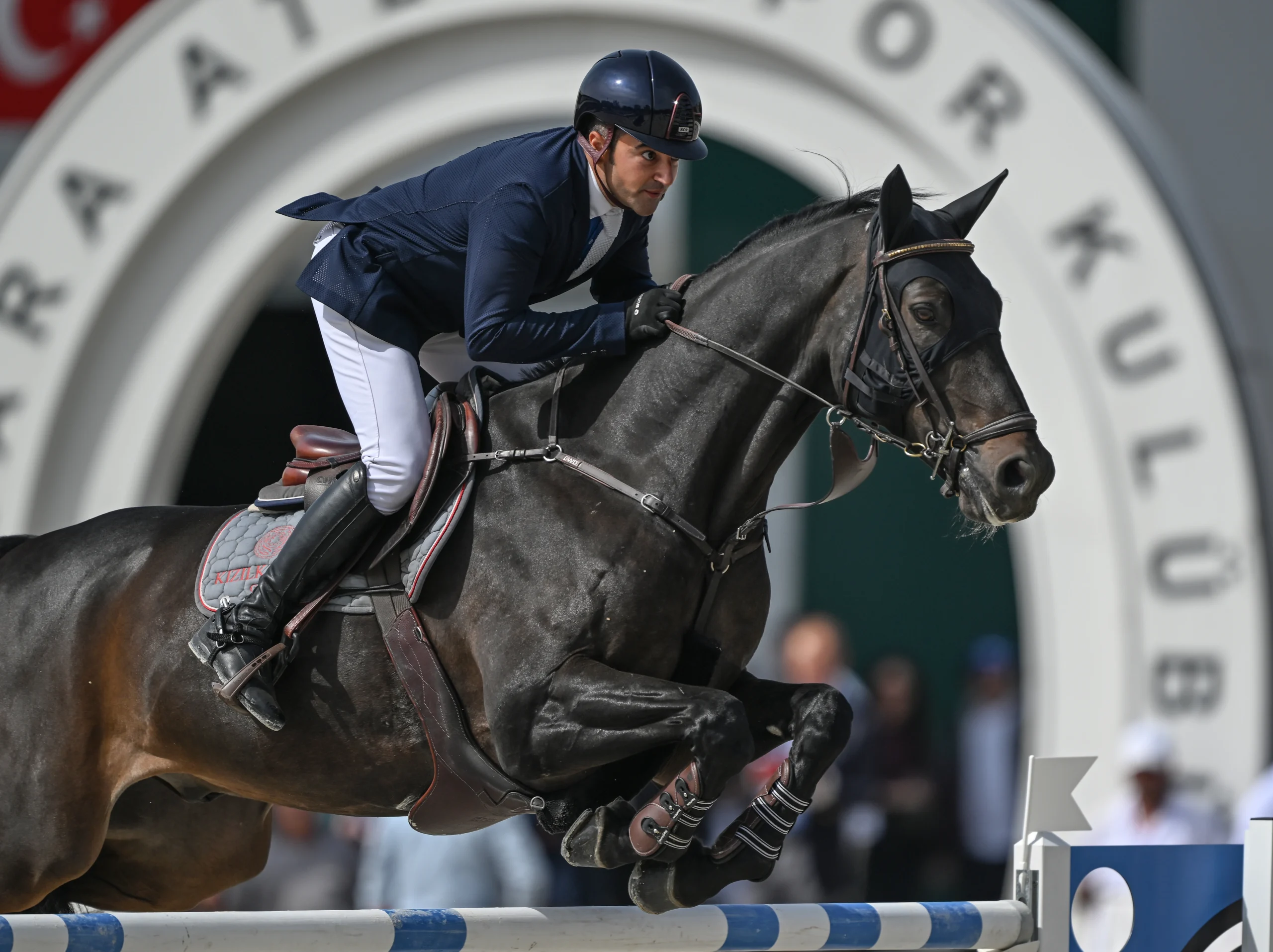 Binicilikte yılın en prestijli yarışması Cumhurbaşkanlığı Kupası’nı Yüzbaşı Burak Uluçay,