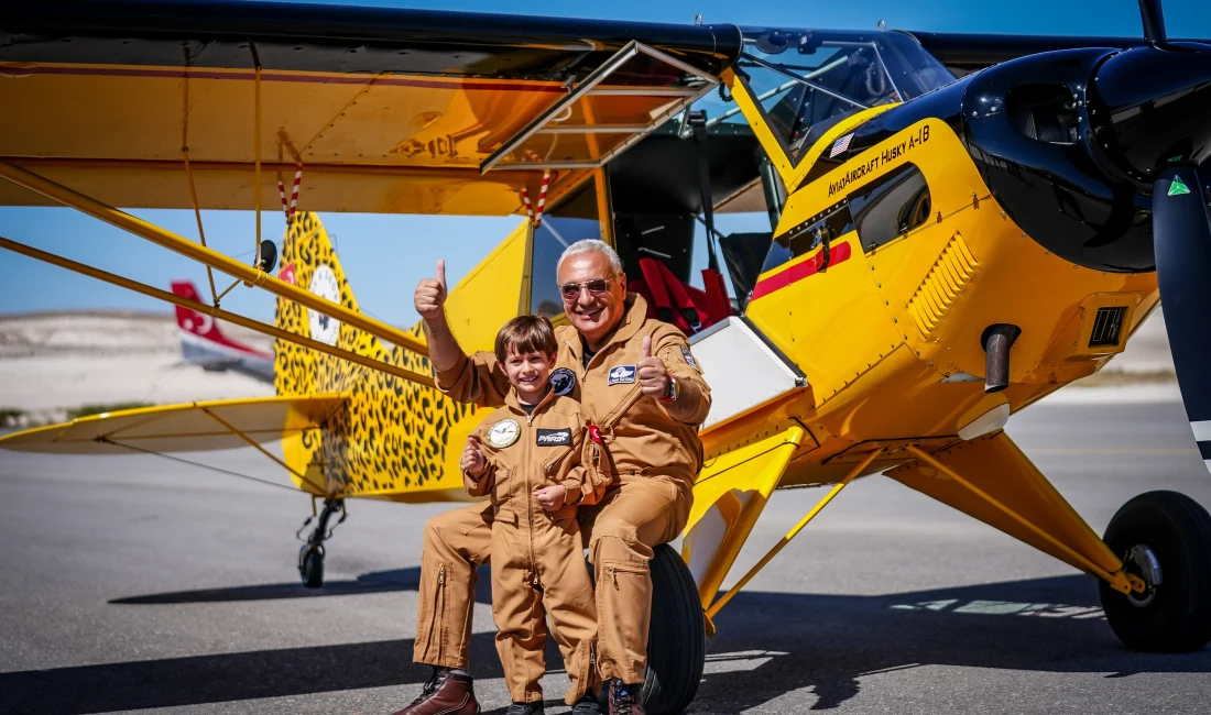 Eskişehir’de düzenlenen Sivrihisar Hava Gösterileri’nde Ali İsmet Öztürk, torunu Pars