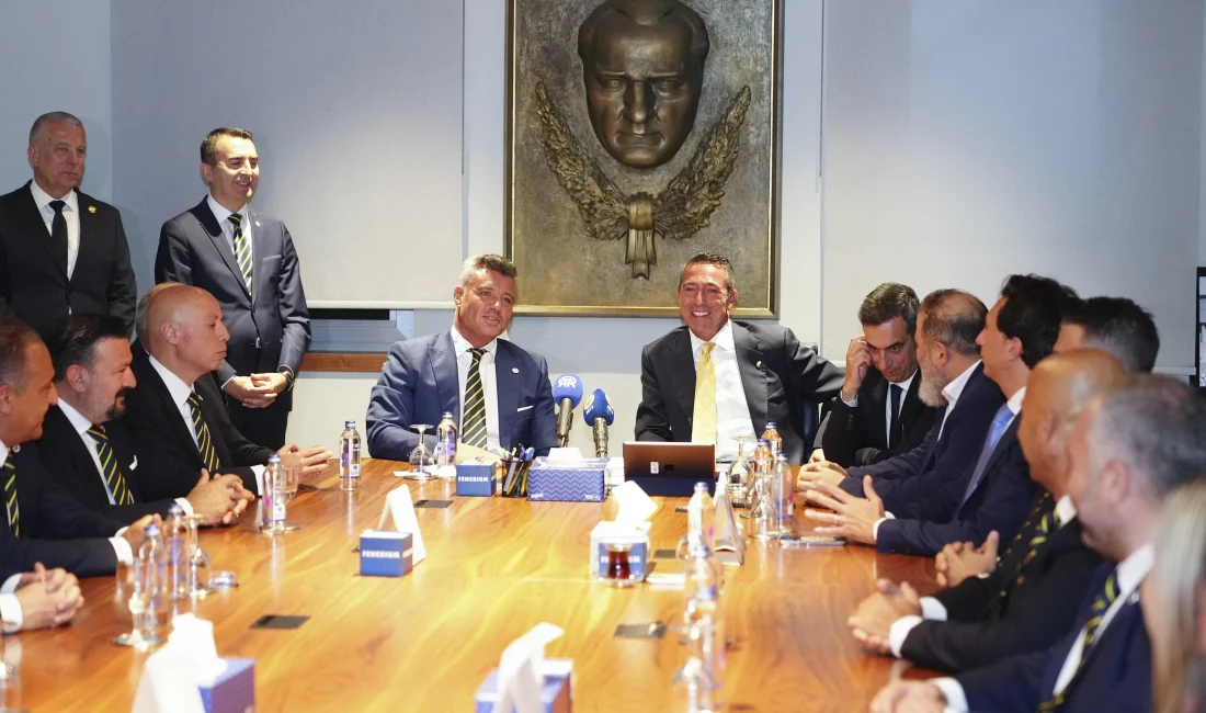 Fenerbahçe Başkanı Sadettin Saran, mazbatasını aldı. Ali Koç’un da katıldığı