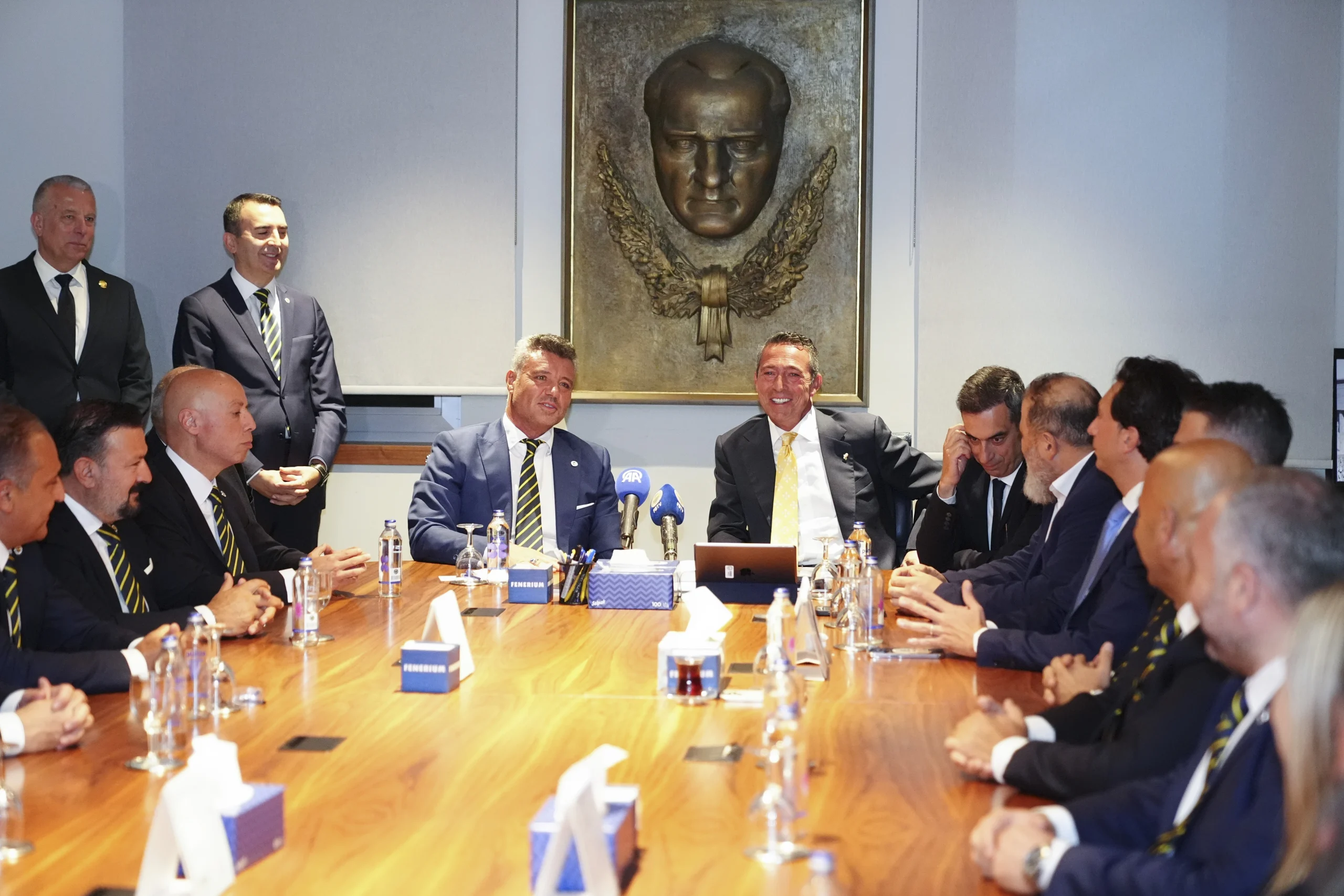 Fenerbahçe Başkanı Sadettin Saran, mazbatasını aldı. Ali Koç’un da katıldığı