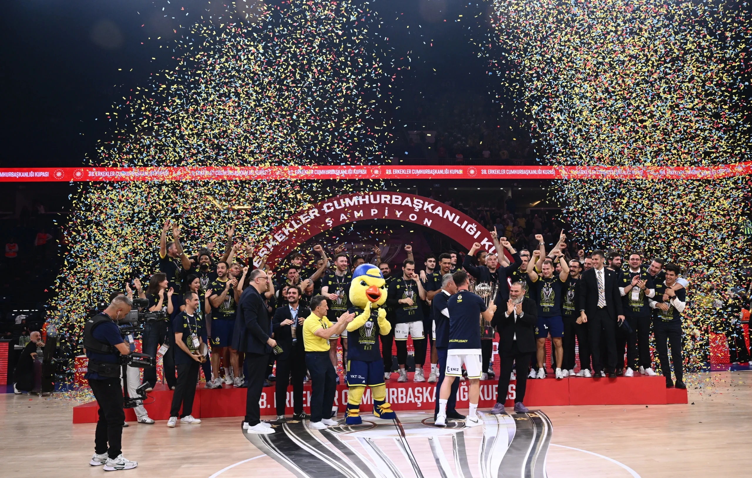 Fenerbahçe Beko, Beşiktaş’ı 85-83 yenerek 38. Cumhurbaşkanlığı Kupası’nı kazandı. MVP
