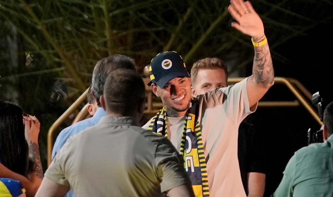 Fenerbahçe’nin yeni transferi Ederson, İstanbul’a gelerek sarı-lacivertli taraftarlarda büyük heyecan