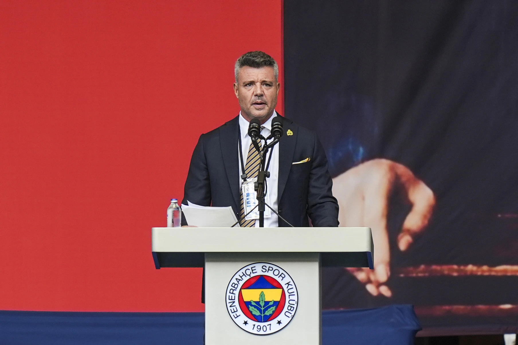 Fenerbahçe başkan adayı Sadettin Saran, seçimli genel kurulda yaptığı konuşmada