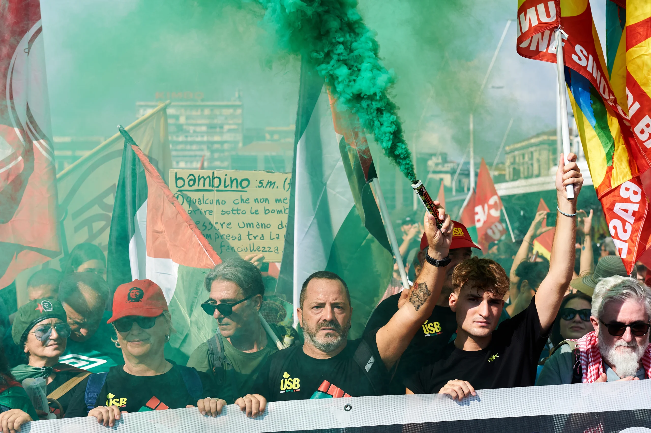 İtalya genelinde binlerce kişi, İsrail’in Gazze’ye yönelik saldırılarını durdurmak için