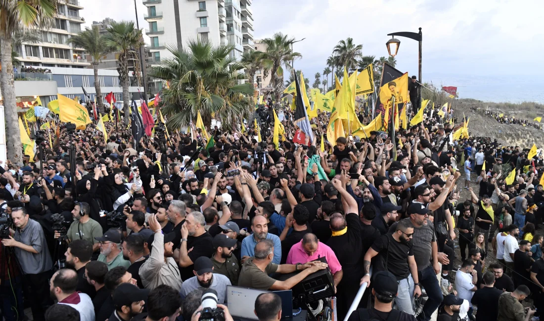 Lübnan’da hükümet yasağına karşın Hizbullah liderlerinin portreleri Güvercin Kayalıkları’na yansıtıldı.