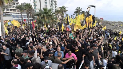 Lübnan’da hükümet yasağına karşın Hizbullah liderlerinin portreleri Güvercin Kayalıkları’na yansıtıldı.