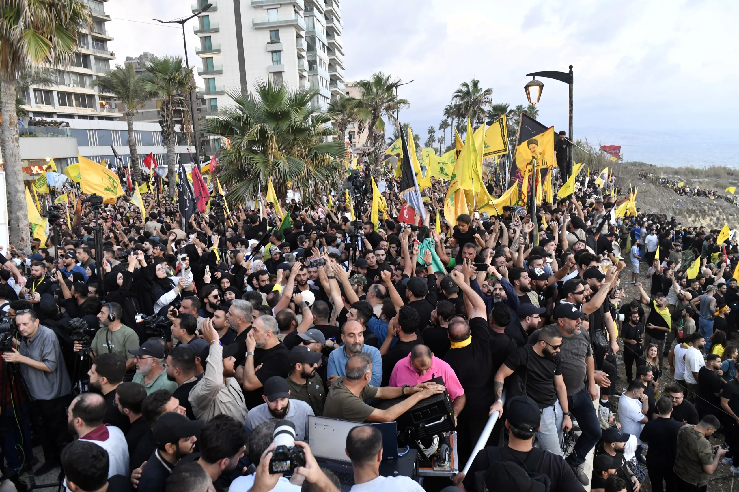 Lübnan’da hükümet yasağına karşın Hizbullah liderlerinin portreleri Güvercin Kayalıkları’na yansıtıldı.