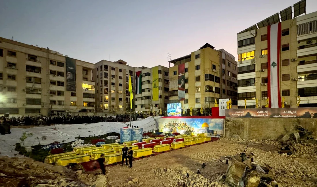 Beyrut’ta Hasan Nasrallah İçin On Binlerin Katıldığı Anma Töreni Beyrut’ta, İsrail saldırısında ölen Hizbullah’ın eski lideri Hasan Nasrallah için