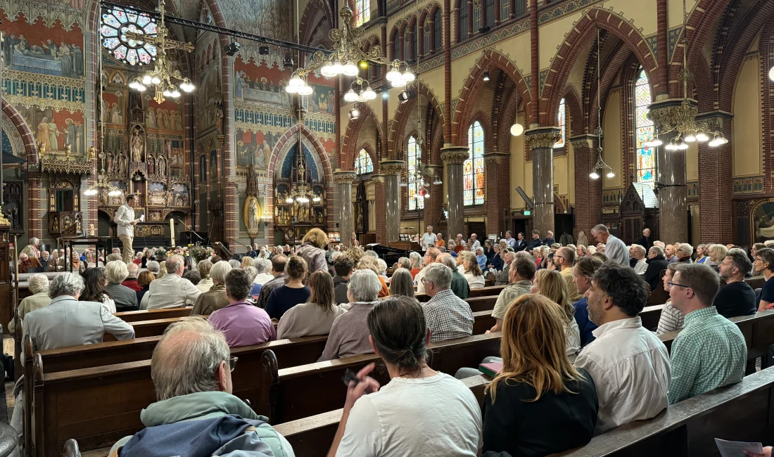 Dünya Barış Günü’nde Amsterdam’da düzenlenen yürüyüşte farklı dinlerden temsilciler Gazze
