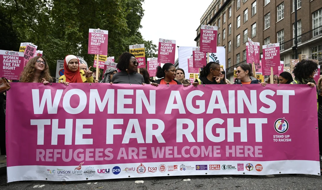 Tommy Robinson’ın çağrısıyla düzenlenen aşırı sağcı protesto polisin müdahalesiyle gergin